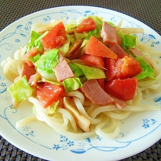 ショルダーベーコンとトマトとキャベツの炒めうどん♪